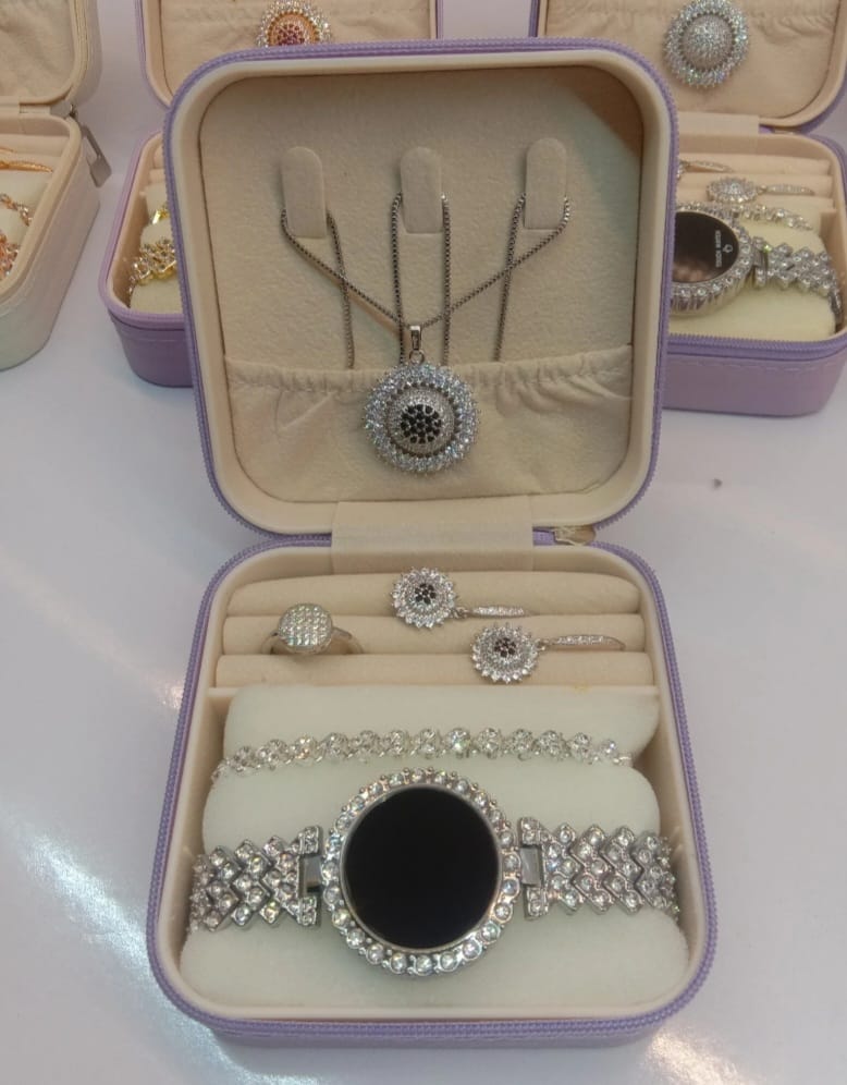 luxurious ladies fashion watch 100% quality or with bracelet ...